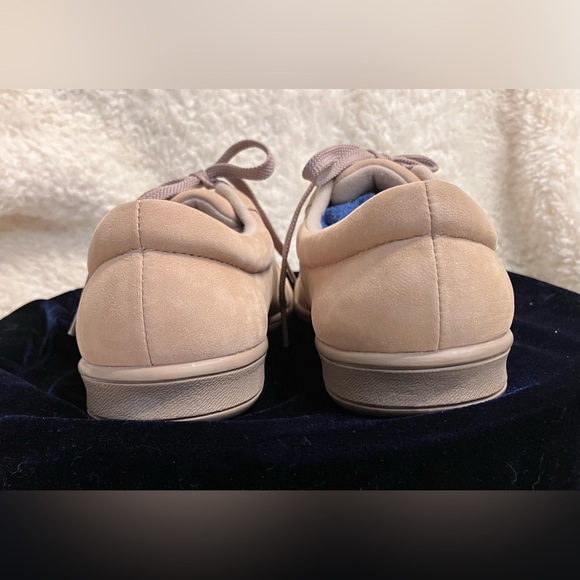 EUC Easy Spirit Women's Tan Beige Lace-Up Sneaker Flats Size 9 - Picture 8 of 10